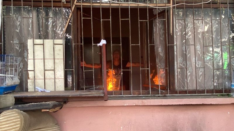 Antalya'da kapısında Sosyal Hizmetleri gören kadın çocuklarını rehin aldı