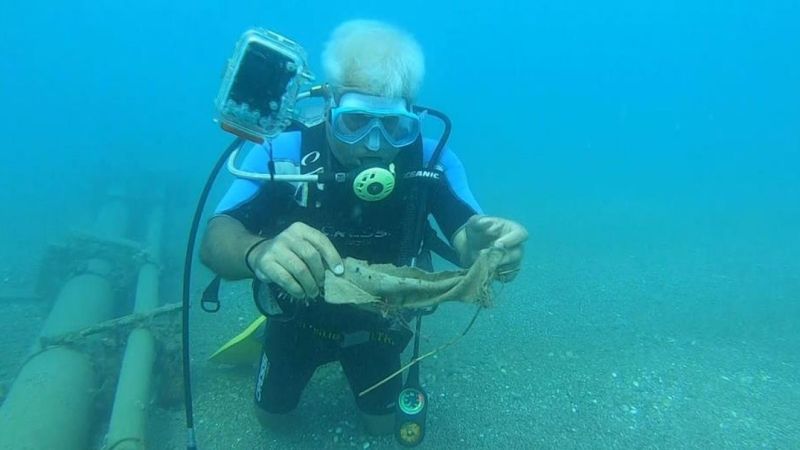 Antalya'da dalış yapan eğitmen, denizden 2 poşet çöp çıkarttı