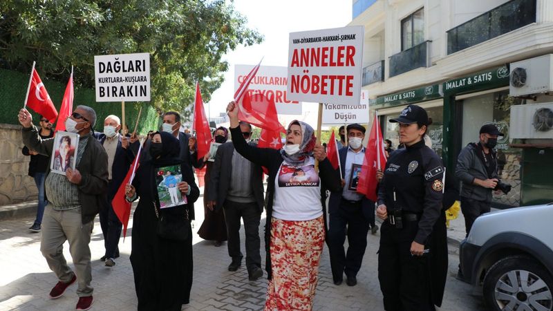 Van'da evlat nöbetindeki baba: Kürt hakları deyip bizi kandırdılar