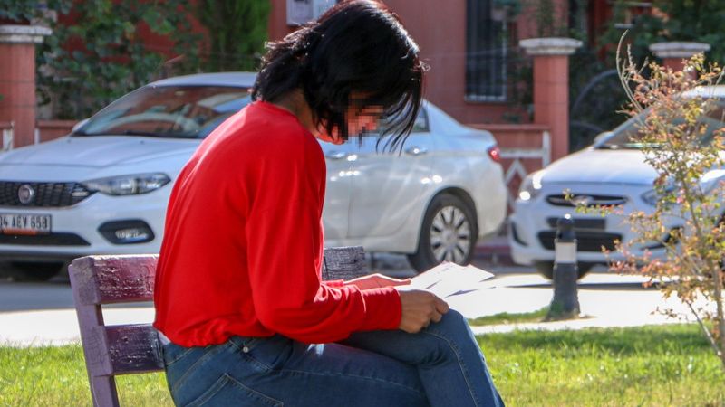 Otizmli oğlunu kabullenmeyen kocasını terk etti, yardım istiyor