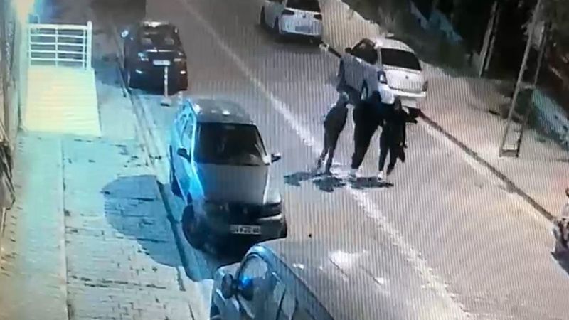 Esenyurt’ta eski sevgilisinin aracına boya sökücü döktü