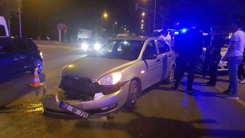 Adıyaman'da kavşakta iki otomobil çarpıştı: 2 yaralı