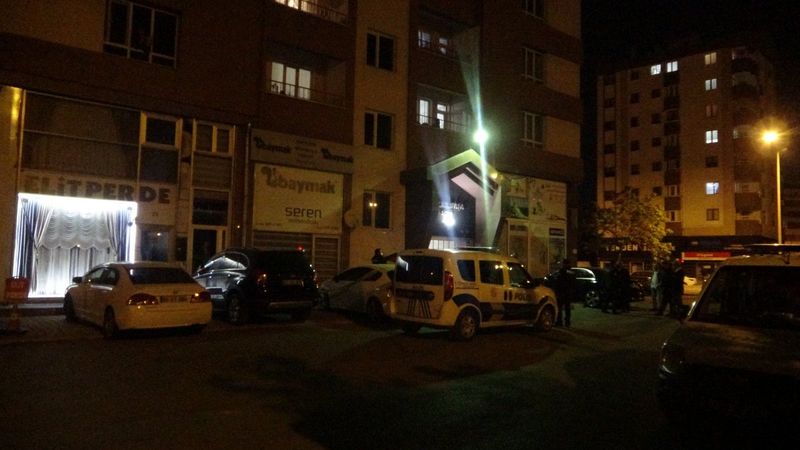 Kayseri'de 22 yaşındaki genç 14. kattan arabanın üstüne düştü