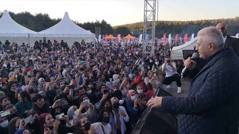 Binali Yıldırım gençlerle türkü söyledi, Soner Sarıkabadayı ile düet yaptı