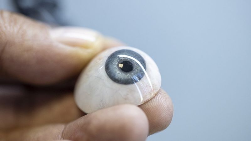 Göz protezcisi Adem Uçar, gerçeğinden ayırt edilemeyecek protez gözler hazırlıyor