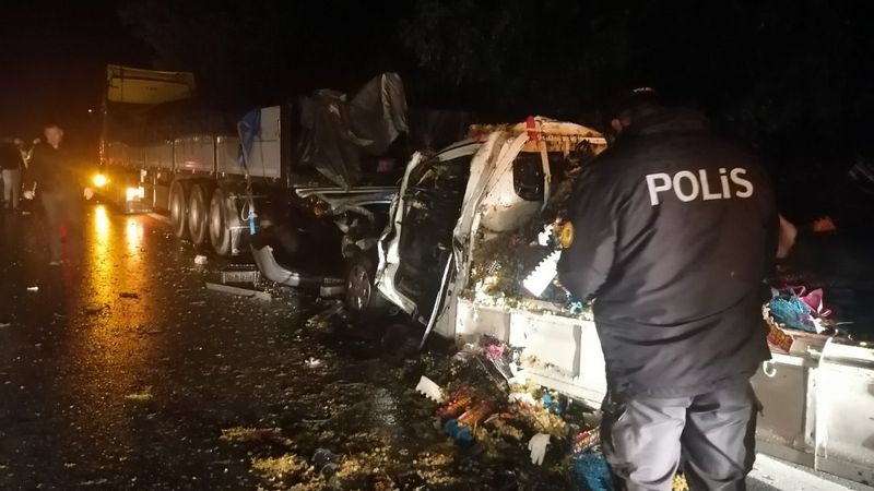 Kocaeli'de tıra kamyonet çarptı: 1 ölü