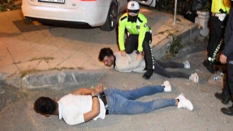Aksaray'da zorla yere yatırılan alkollü sürücü, yerden kalkmadı