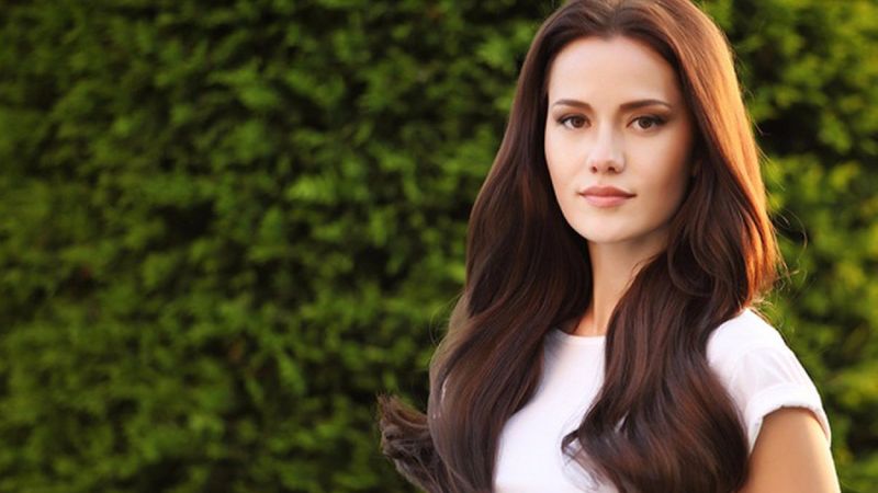 Fahriye Evcen dekolteli kırmızı elbisesiyle sosyal medyayı salladı!