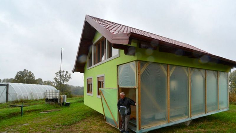 Bosna Hersek'te manzarayı beğenmeyen eşi için dönen ev yaptı