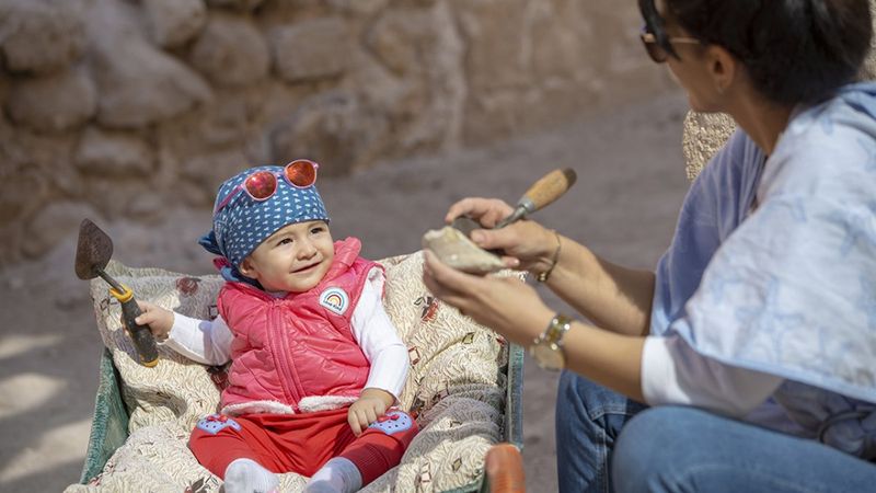 Hasankeyf kazı çalışmalarında Sarya bebek neşe kaynağı oldu