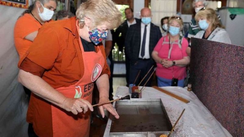 ABD’li turistler, Ebru sanatını öğrenmek için Türkiye'de