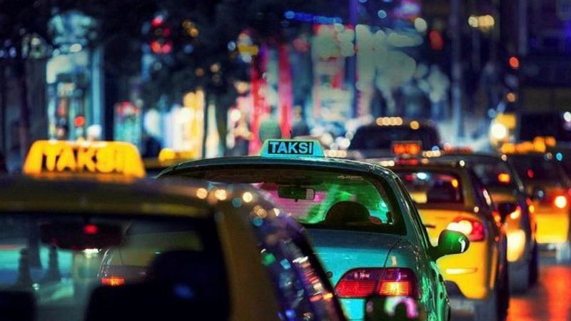 İstanbul'da turisti kabul etmeyen taksi, trafikten men edildi