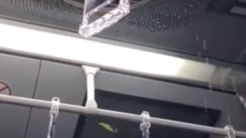 İstanbul'da yağmur sonrası metrobüsün tavanı aktı