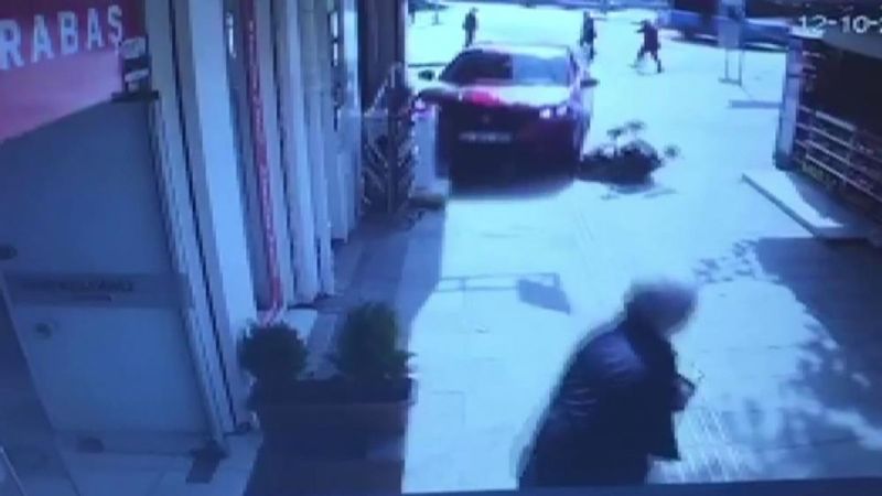 Sakarya'da kaldırımda yürüyen anne ve bebeğine otomobil çarptı