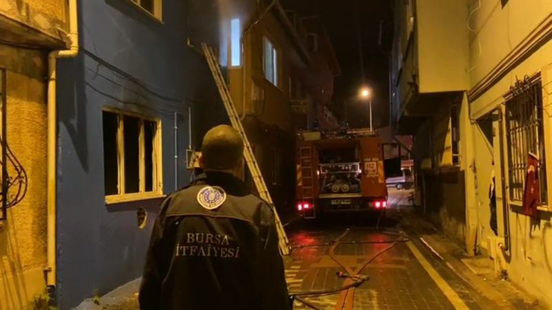 Bursa'da yangına müdahale eden itfaiye eri, Türk bayrağını yanmaktan kurtardı