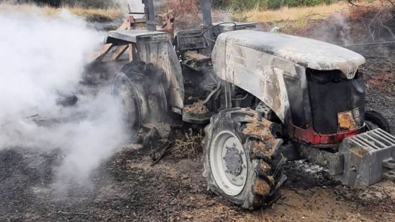Manisa'da evinin önünde ateş yakmak isteyen kişi, traktörünü yaktı