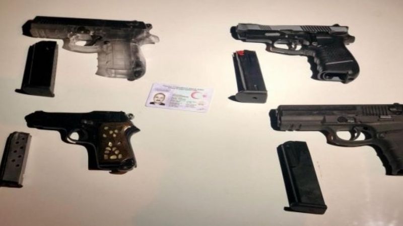 Antalya'da durdurulan araçtan 4 adet ruhsatsız tabanca çıktı