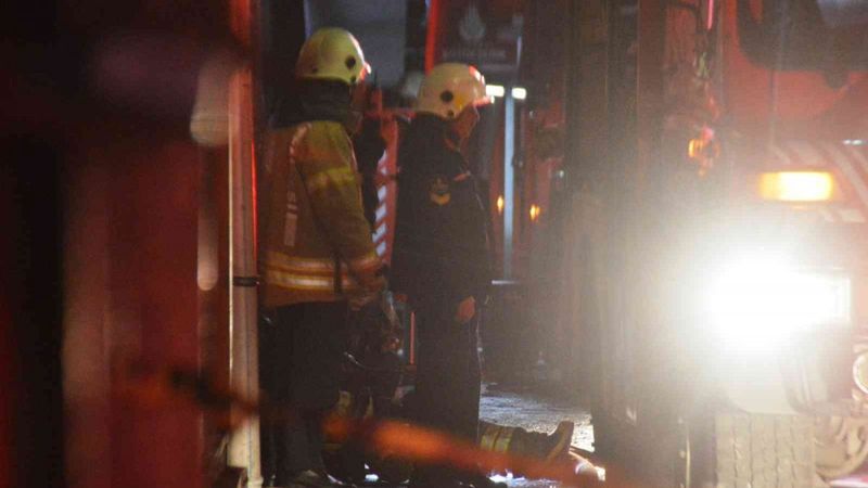 Bayrampaşa'da iş yeri alev alev yandı