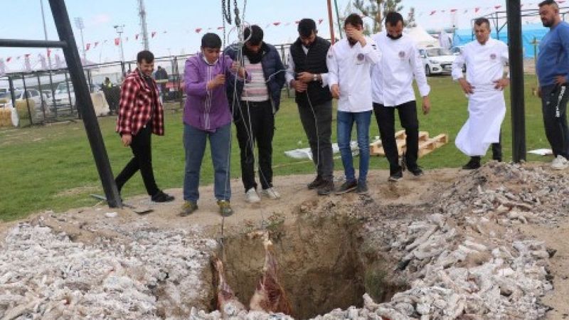 Afyonkarahisar'da lezzet festivalinde pişirilen boğa kuyuya düştü