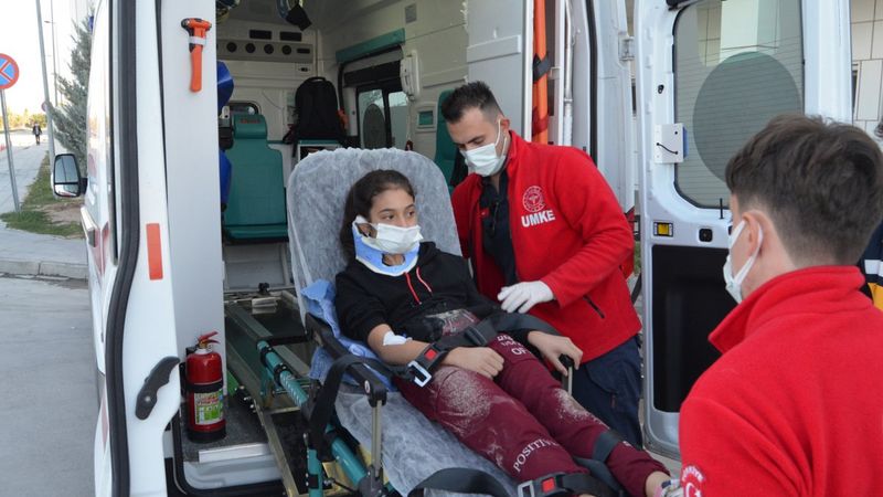 Aksaray'da okula gitmek için yola çıkan anne ve 2 çocuğu kaza geçirdi