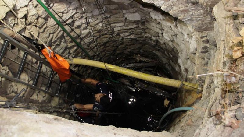 Manisa'da su kuyusuna düşen keçileri kurtarmak için zamanla yarıştılar