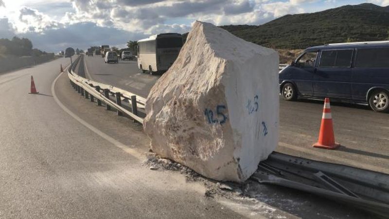 Isparta'da seyir halindeki tırdan dev mermer blok düştü