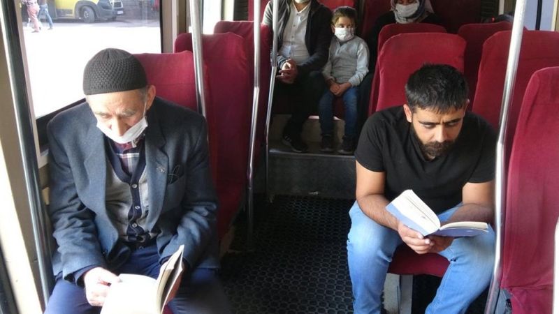 Van'da minibüs şoförü, aracında kitaplık oluşturdu