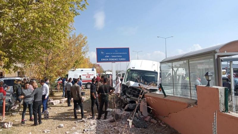 Ağrı'da okul servisi kaza yaptı: 7 öğrenci yaralandı
