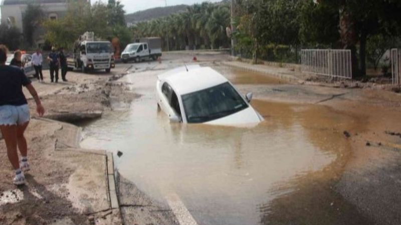 Bodrum'da patlayan isale hattı sonrası oluşan çukura otomobil düştü