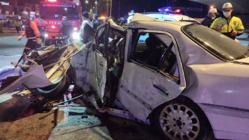 Denizli'de otomobil, üst geçidin ayağına çarptı: Baba ile oğlu can verdi
