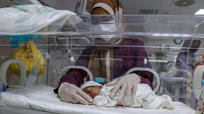 Van'da kovid-19'dan ölen 6 aylık hamile annenin bebeğiyle sağlık çalışanları ilgileniyor