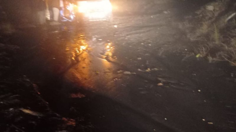 İzmir'de Tire-İncirliova Karayolu'nda heyelan nedeniyle yol ulaşıma kapandı