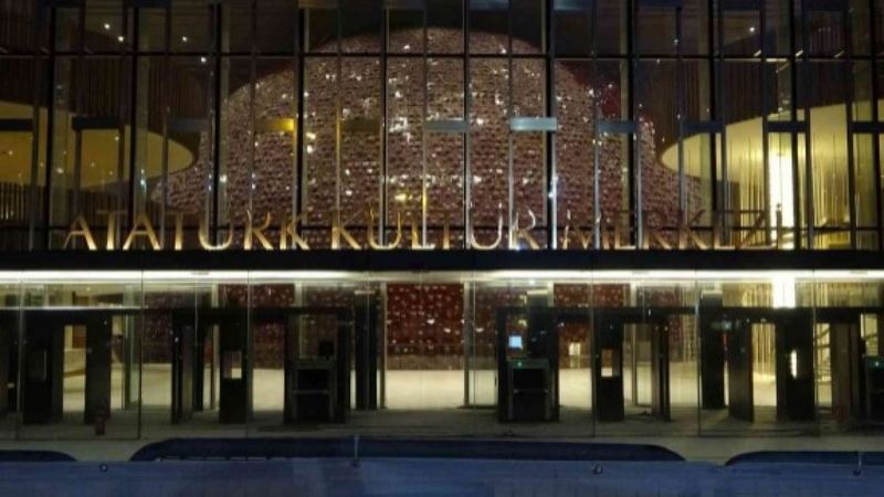 AKM’nin ışıkları yakıldı