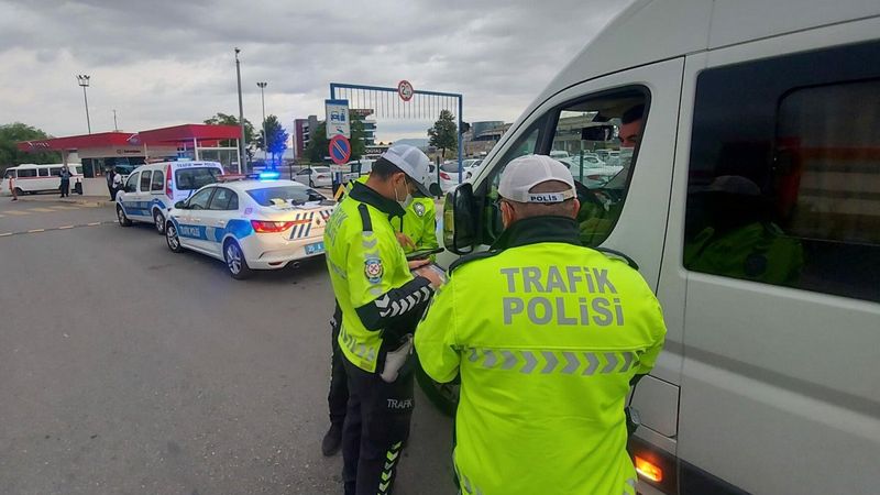 İzmir'de 'S' plakalı servisler denetlendi: 128 kaçak servis tespit edildi