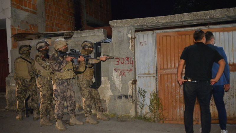 Adana'da ekipler 'Cono' aşiretine operasyon düzenledi: 30 gözaltı