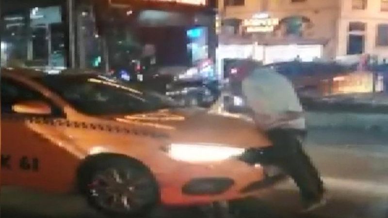 Beyoğlu'nda alınmadığı taksinin üzerine çıktı