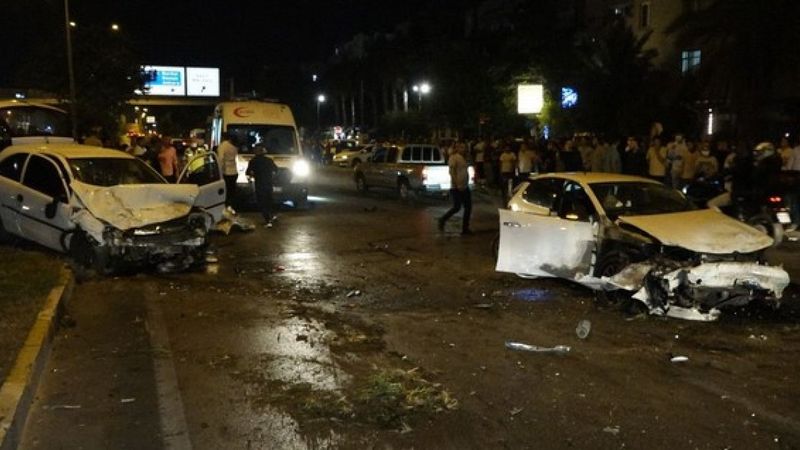 Antalya'da karşı şeride geçen otomobil 2 araca çarptı: 4 yaralı
