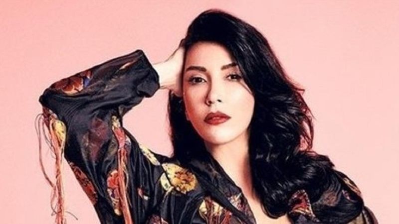 Sosyal medyayı salladı! Hande Yener tangayı andıran kırmızı kostümüyle olay yarattı