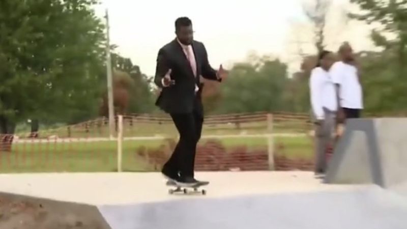 ABD'de bir muhabir canlı yayında kaykayla haber sundu