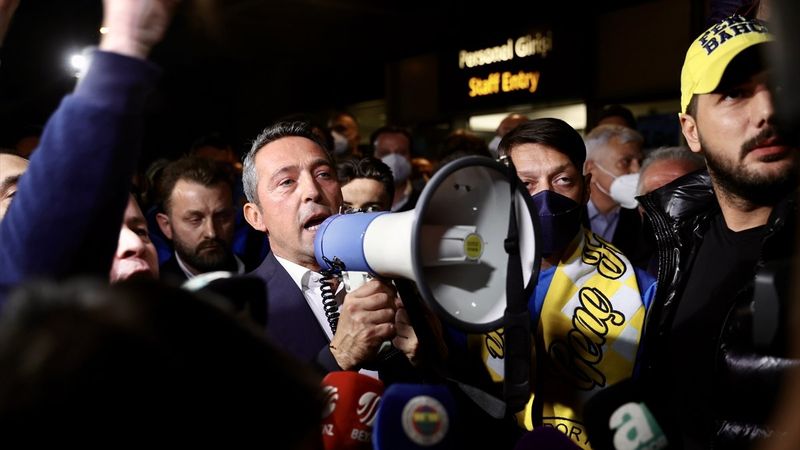 Fenerbahçe kafilesini, taraftar havalimanında karşıladı