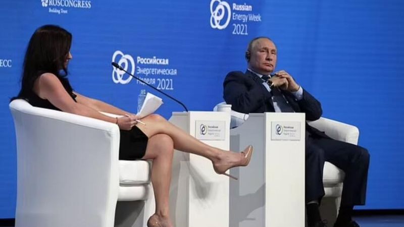 Rusya'da gündem bacaklarını Putin'e uzatan ABD'li sunucu
