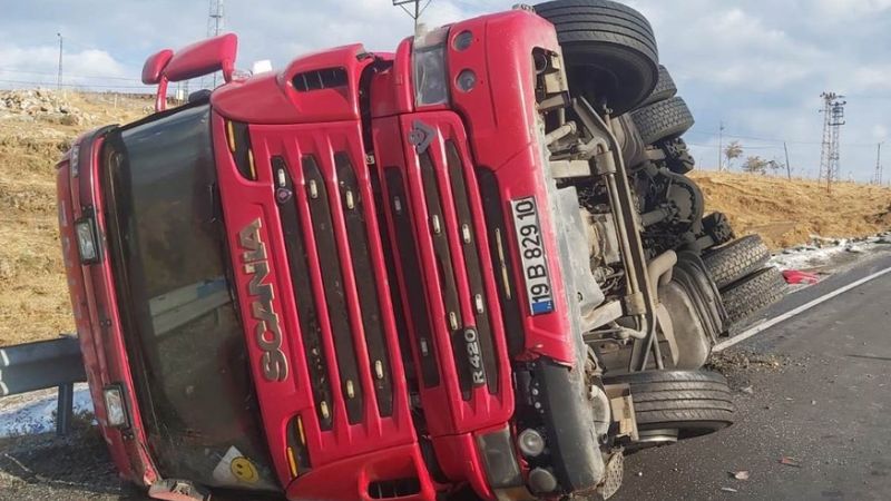 Bitlis'te yük taşıyan tır devrildi