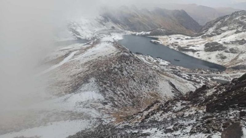 Yüksekova'nın yüksek kesimlerine mevsimin ilk karı yağdı