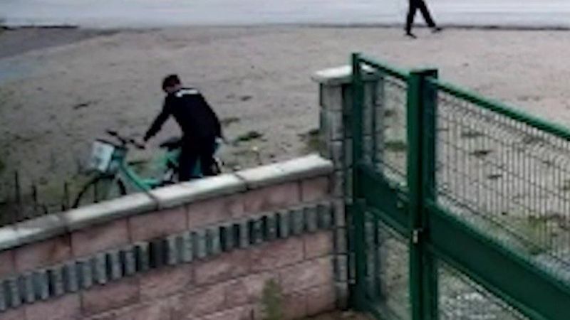 Düzce'de kiralık bisikleti tekmeleyen genç kameraya yansıdı