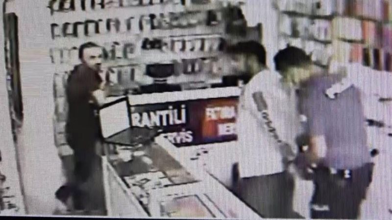 Antalya'da hırsız, telefon çaldığı dükkanın önünden geçerken yakalandı