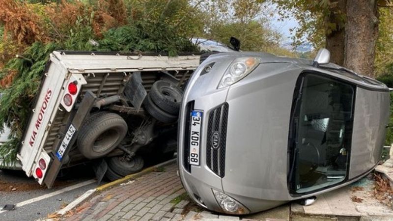Sarıyer’de freni boşalan kamyonet, park halindeki araçlara çarptı