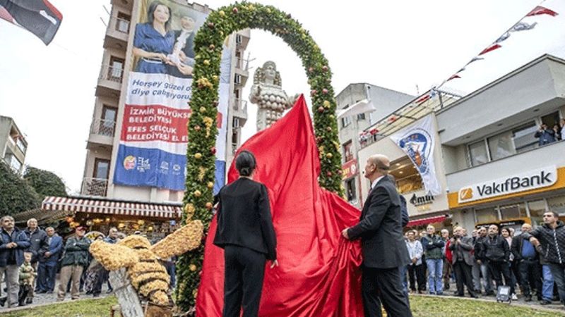 CHP'li İzmir Büyükşehir Belediyesi'nden deprem heykeli