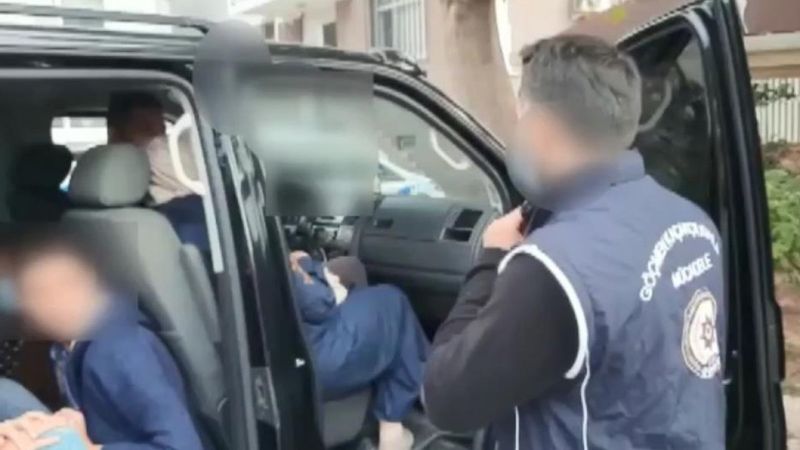 Kocaeli'de TEM'de durdurulan araçta 17 düzensiz göçmen bulundu