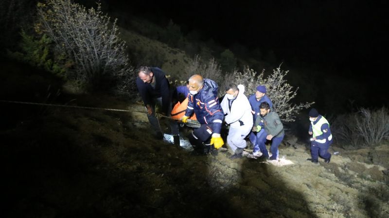 Gümüşhane'de araç uçuruma yuvarlandı: 2 ölü, 1 yaralı