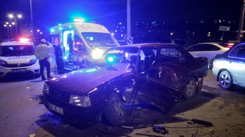 Kocaeli'nde kaza yapan sürücünün aracında alkol şişeleri bulundu